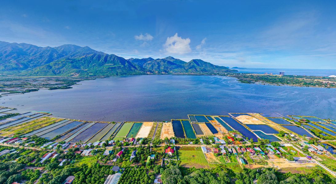 Có tour du lịch Đầm Thủy Triều không?