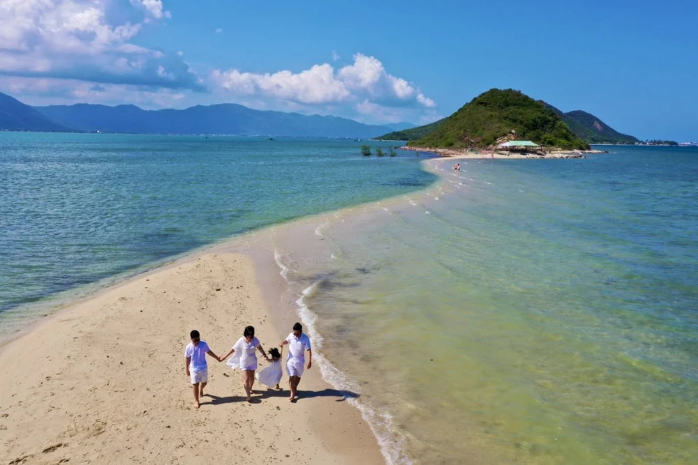 Đảo Điệp Sơn: Khám Phá Con Đường Giữa Đại Dương Kỳ Thú Tại Vịnh Vân Phong