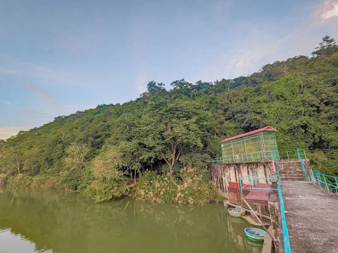 Đập Đồng Cam chịu ảnh hưởng của sự giao thoa giữa khí hậu đại dương và khí hậu cao nguyên (do vị trí giáp ranh trong vùng Đắk Lắk Mới).