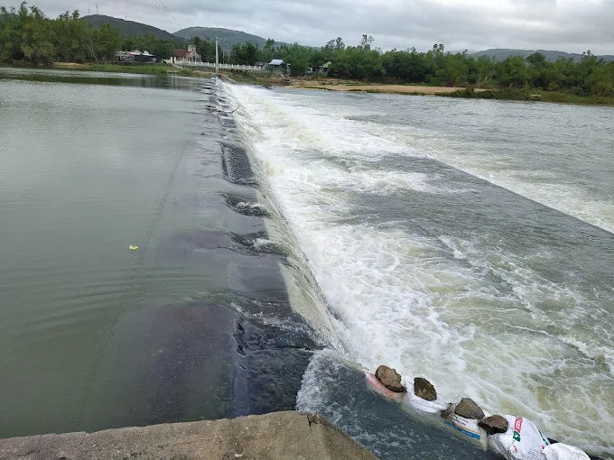 Đến đập Tam Giang không chỉ để ngắm cảnh, mà còn để hòa mình vào nhịp sống chậm rãi, bình yên của người dân vùng sông nước.