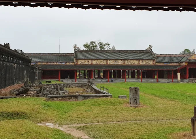 1. Có được ngồi vào ngai vàng không?