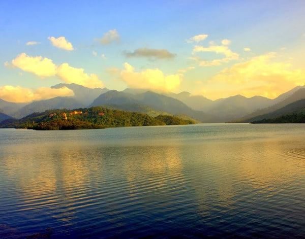 Hồ Truồi: Bức Tranh "Sơn Thủy Hữu Tình" Dưới Chân Núi Bạch Mã