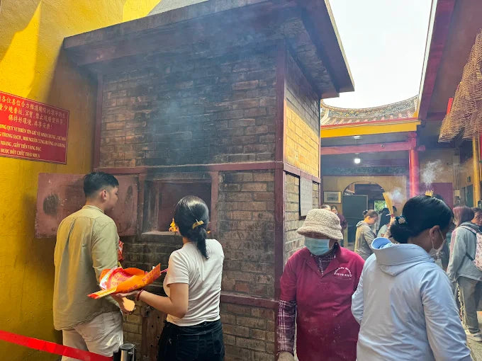 Tôi có thể chụp ảnh bên trong Hội quán Ôn Lăng không?