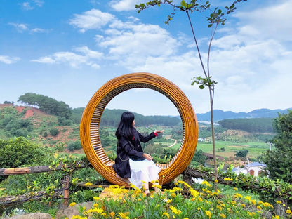 So Sánh Hình Thức Du Lịch Tự Túc Và Trải Nghiệm Cùng Hướng Dẫn Viên Bản Địa