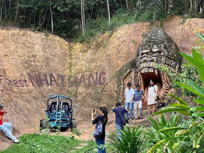 Chi phí ăn uống trên khu du lịch có đắt không? Có được mang theo đồ ăn ngoài không?