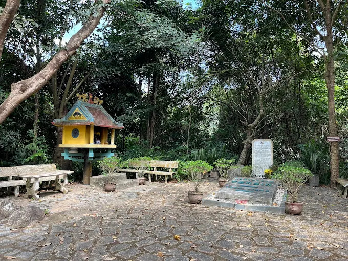 Nền tảng Localtrips.ORG có hỗ trợ đặt thuyết minh viên tiếng Pháp hoặc tiếng Anh tại chỗ không?