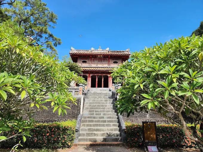 1. Tại sao lăng lại thờ chung 3 vị vua?