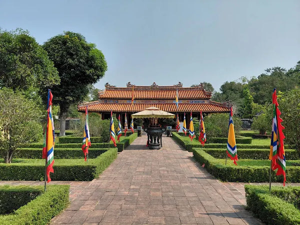 2. Điểm khác biệt lớn nhất của lăng Gia Long so với các lăng khác là gì?