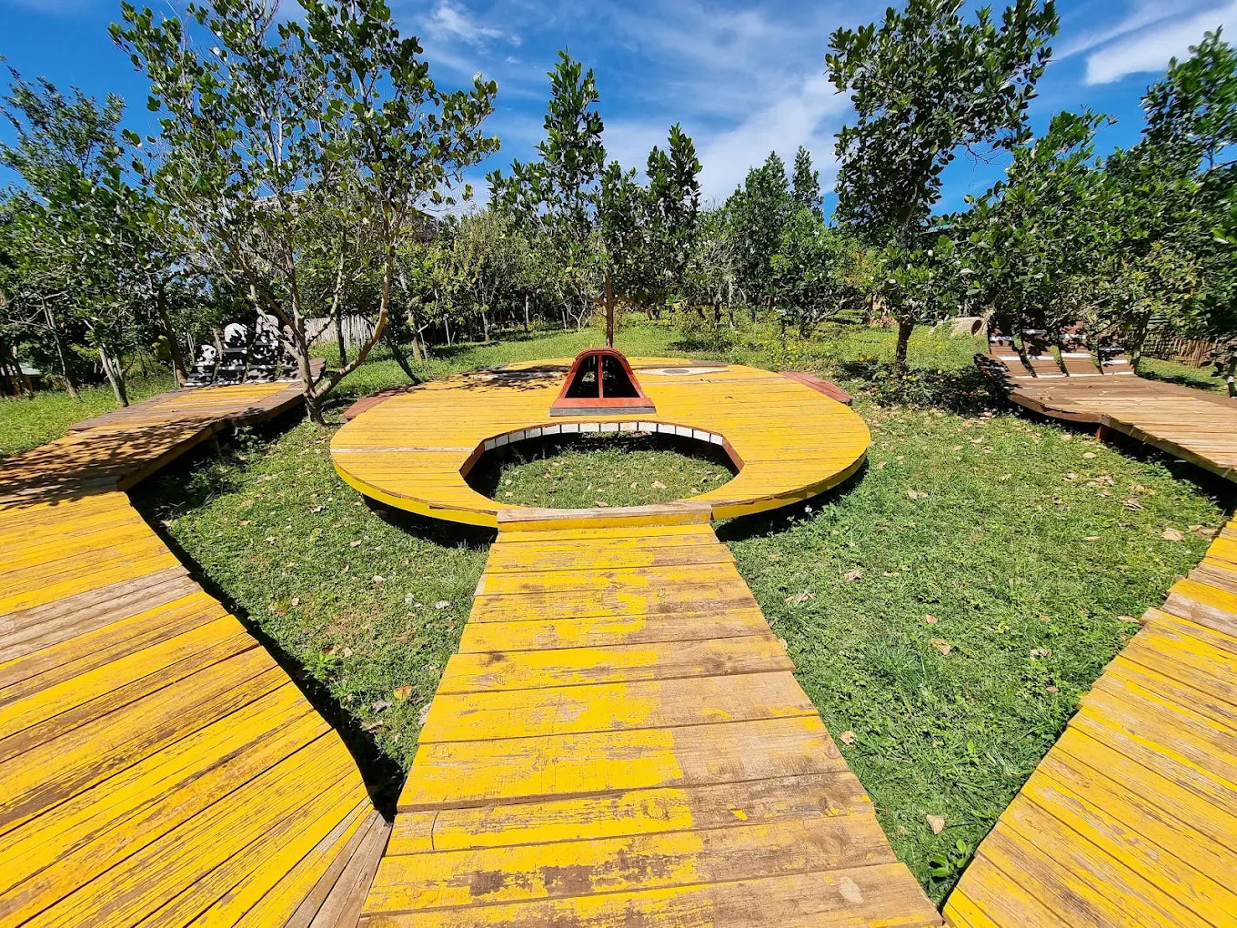 Có thể kết hợp tham quan những địa điểm nào gần Mê Linh Coffee Garden?
