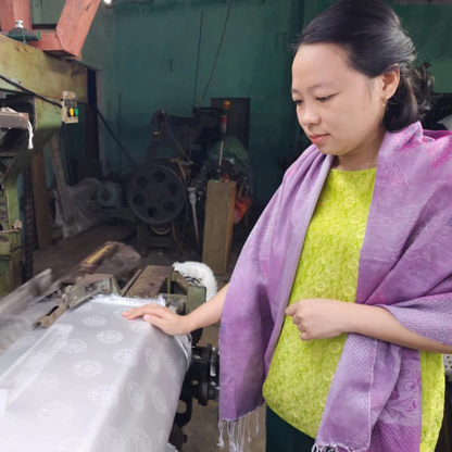Những Ai Thường Đến Làng nghề tơ lụa Mã Châu Để Làm Gì?
