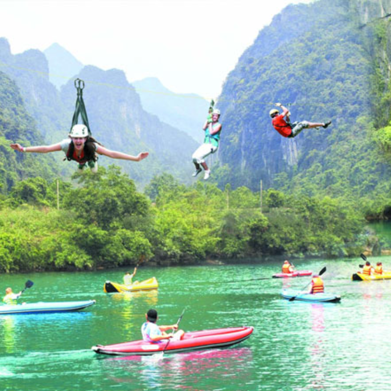 Những Ai Thường Đến Suối Nước Moọc Để Làm Gì?
