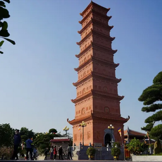 Những Ai Thường Đến Tháp Tường Long Để Làm Gì? Hành Trình Tìm Về Cội Nguồn

