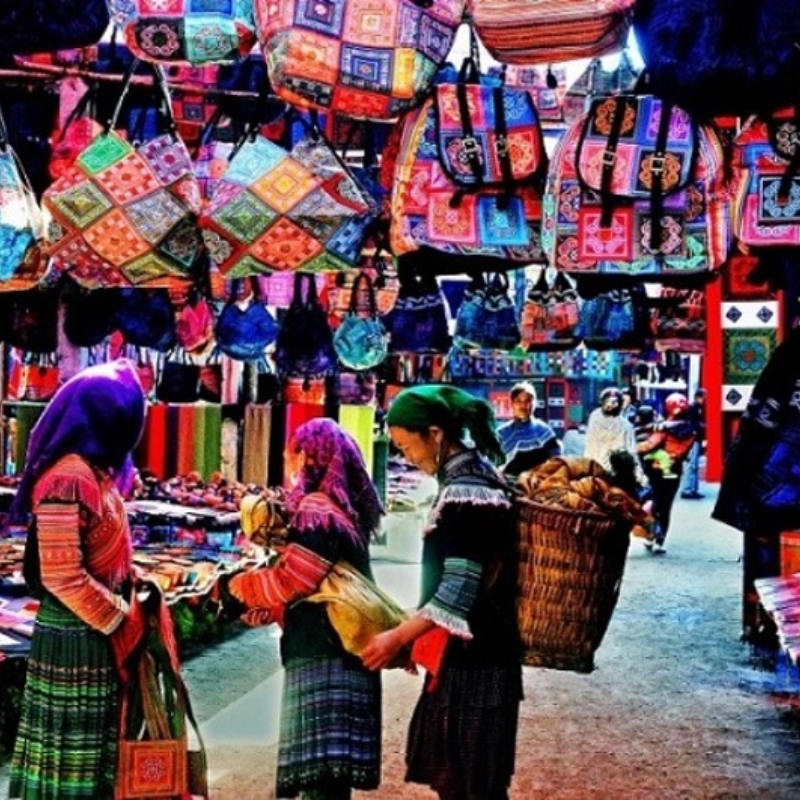 Những Ai Thường Đến Chợ Đêm Sapa Để Làm Gì?

