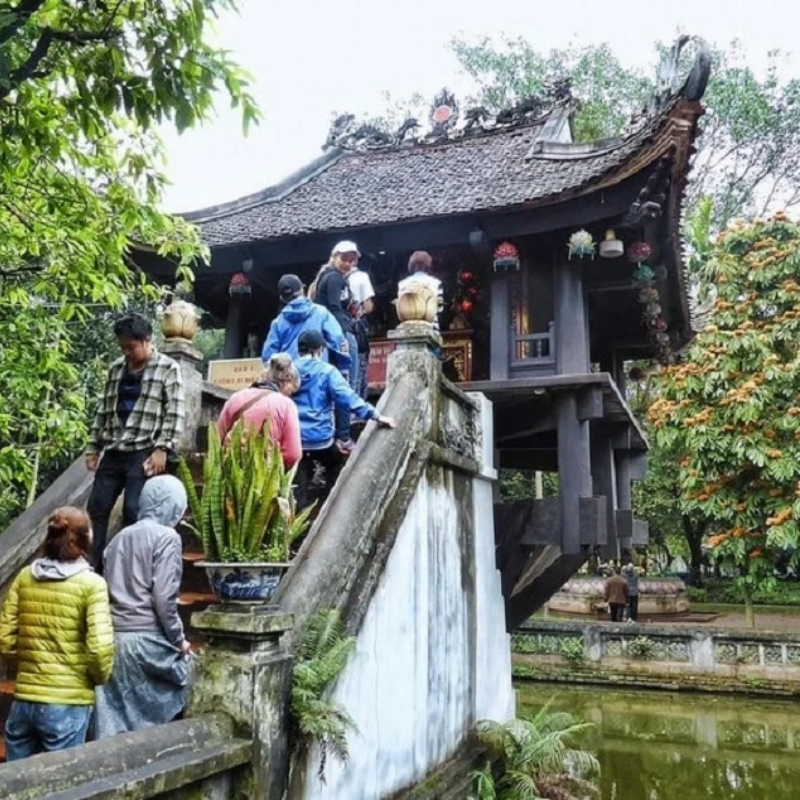 Ai Thường Đến Chùa Một Cột Và Mục Đích Của Họ?