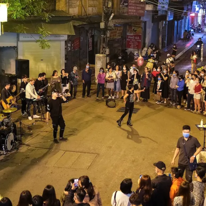 Ai "Trẩy Hội" Phố Tạ Hiện Và Vì Sao?