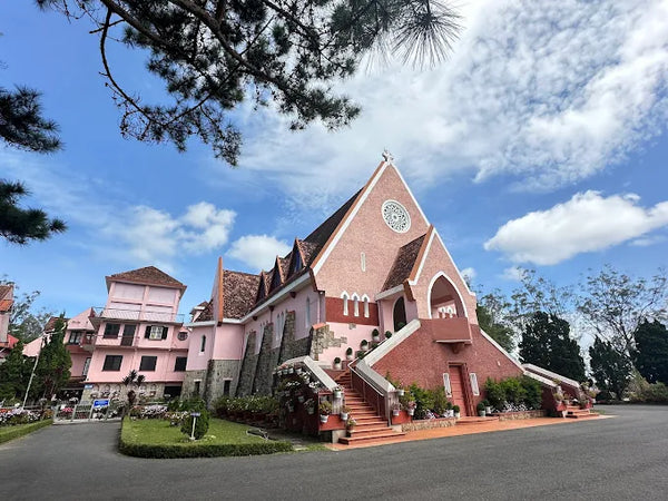 Khám Phá Nhà Thờ Domaine de Marie - Nhà Thờ Mai Anh Đà Lạt: Sắc Hồng Lãng Mạn Giữa Đồi Thông