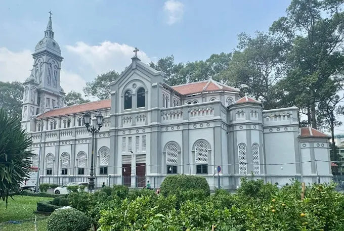 Nhà thờ Tân Định (Nhà thờ Thánh Jeanne d'Arc) TPHCM: Viên Ngọc Hồng Rực Rỡ Giữa Lòng Sài Gòn