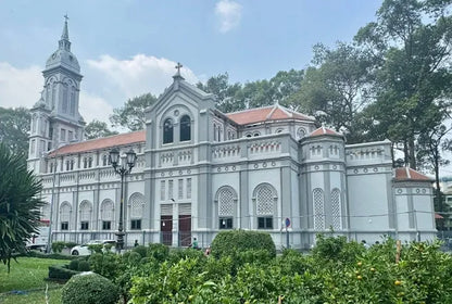 Nhà thờ Tân Định (Nhà thờ Thánh Jeanne d'Arc) TPHCM: Viên Ngọc Hồng Rực Rỡ Giữa Lòng Sài Gòn