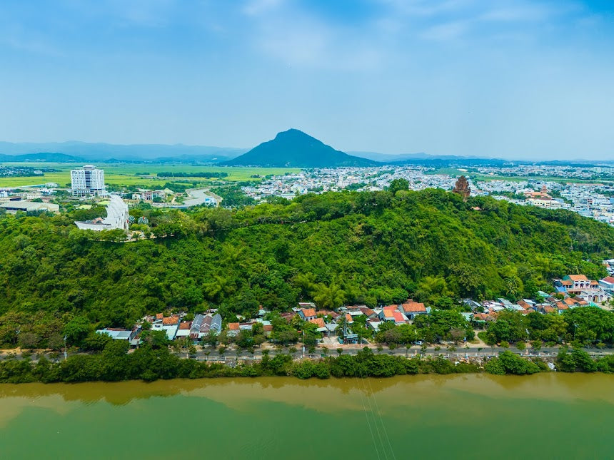  Núi Chóp Chài đóng vai trò là đài quan sát chiến lược nhờ tầm nhìn bao quát toàn bộ khu vực đồng bằng, cửa biển và các tuyến giao thông huyết mạch. 