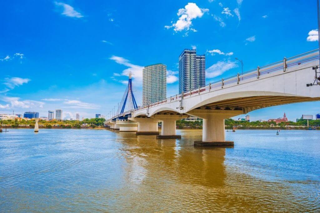 1. Sông Hàn nằm ở đâu và có ý nghĩa gì với Đà Nẵng?