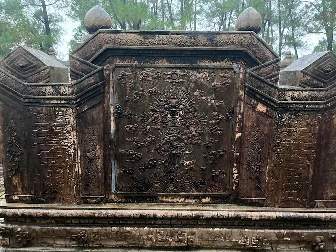 1. Lăng Đồng Khánh có nằm trong khu vực lăng Tự Đức không?