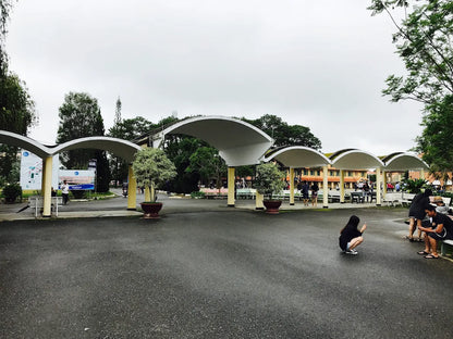 Có thể kết hợp tham quan trường với những địa điểm nào gần đó?