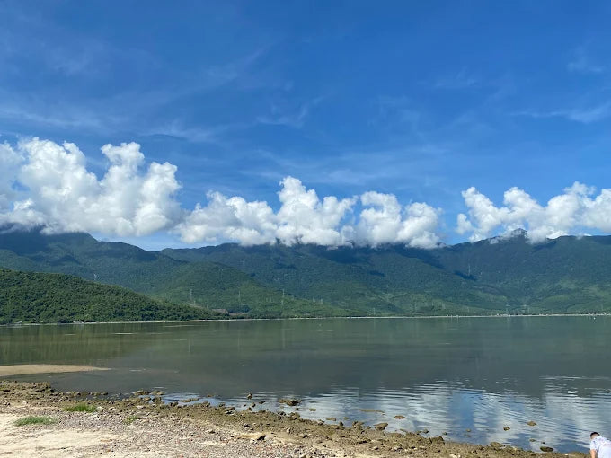 1. Lăng Cô có gần sân bay không?