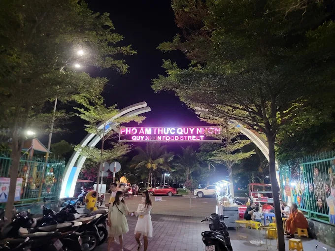 6. Phố ẩm thực Quy Nhơn có nằm trung tâm thành phố không?
