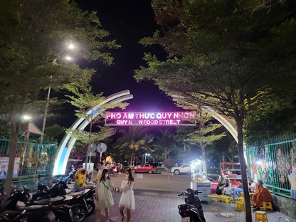 6. Phố ẩm thực Quy Nhơn có nằm trung tâm thành phố không?