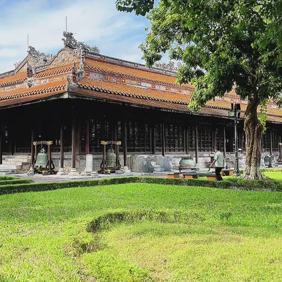 Bảo tàng Cổ vật Cung đình Huế video localtrips (2)

