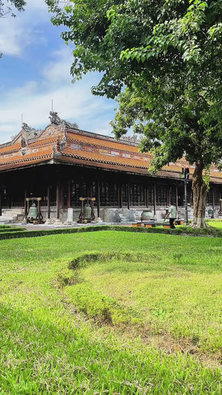 Bảo tàng Cổ vật Cung đình Huế video localtrips (2)

