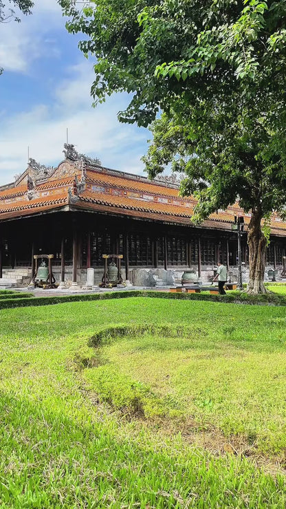 Bảo tàng Cổ vật Cung đình Huế video localtrips (2)

