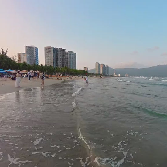 Bãi tắm Phạm Văn Đồng Đà Nẵng video Localtrips (1)

