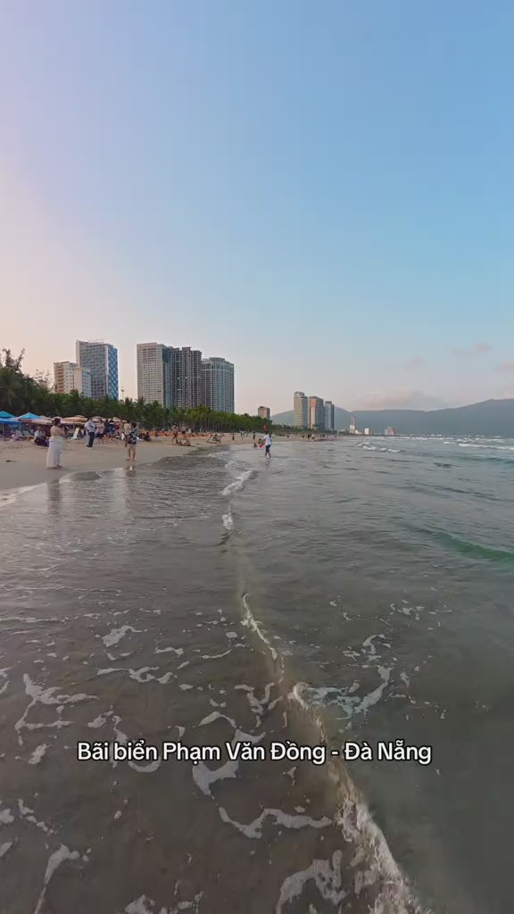 Bãi tắm Phạm Văn Đồng Đà Nẵng video Localtrips (1)

