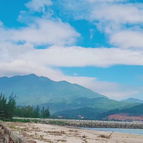Bãi biển Làng Vân Đà Nẵng Local Trips VN Video (1)


