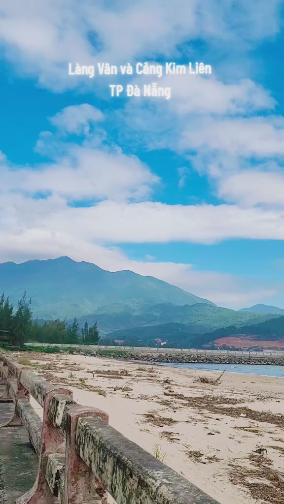 Bãi biển Làng Vân Đà Nẵng Local Trips VN Video (1)

