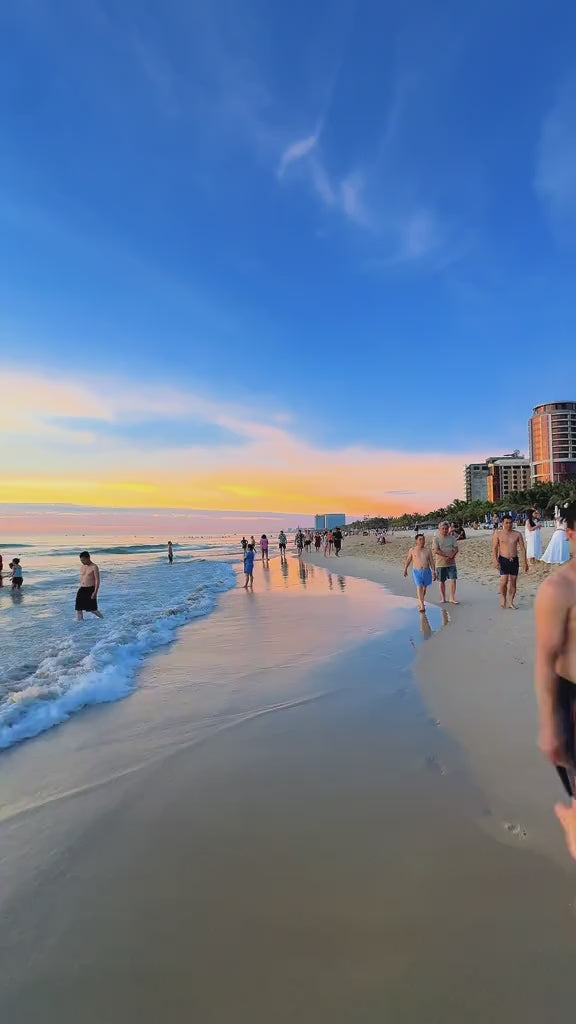 Bãi Biển Mỹ Khê, Đà Nẵng localtrips video (1)

