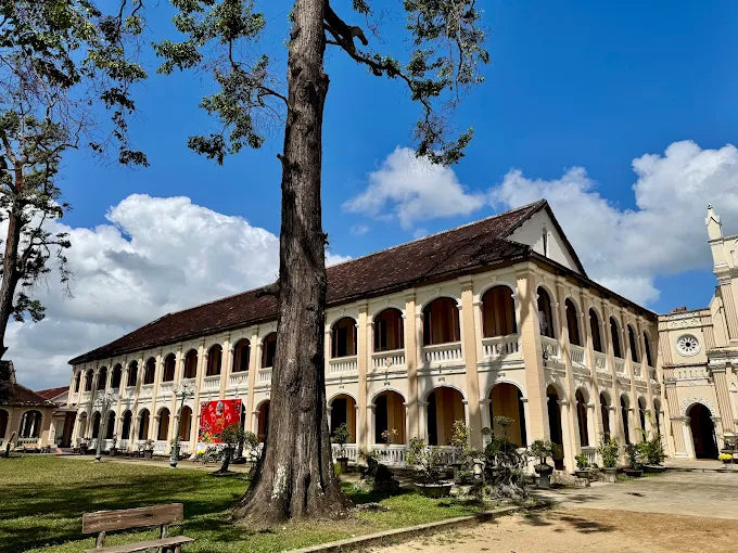 Localtrips.ORG chuyên cung cấp thông tin du lịch tại Tiểu chủng viện Làng Sông